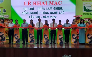 Cắt băng khai mạc Hội chợ-Triển lãm.