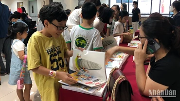 Sách là bạn tốt nhất của trẻ em.