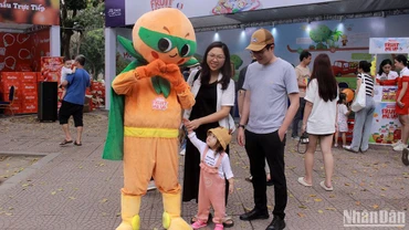 Người dân Hà Nội hào hứng với lễ hội.