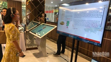 Độc giả trải nghiệm sách nói.