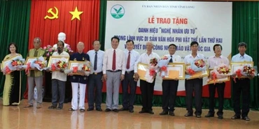 Trao bằng công nhận Nghệ nhân ưu tú tại tỉnh Vĩnh Long. (Ảnh: BÁ DŨNG)