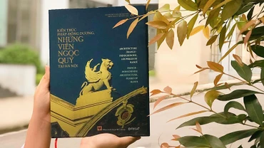 Cuốn “Kiến trúc Pháp-Đông Dương, những viên ngọc quý tại Hà Nội”. (Ảnh: Omega Plus Book)