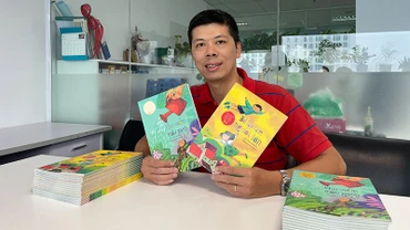 Tác giả Bùi Văn Huy và hai tập thơ của mình. (Ảnh: Nhà xuất bản Phụ nữ)