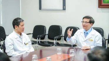Bác sĩ đa chuyên khoa phối hợp tìm ra phương án điều trị cho bệnh nhân. 