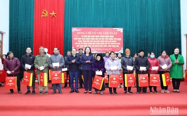 Phó Chủ tịch nước Võ Thị Ánh Xuân tặng quà cho hộ chính sách, hộ nghèo trên địa bàn hai xã Thanh Long và Thụy Hùng, Văn Lãng (Lạng Sơn).