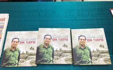Sách thơ "Theo dấu chân Đại tướng".