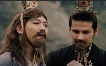 Phim "Huyền sử vua Đinh" với tạo hình cẩu thả, lộ cả mép keo dán râu giả. (Ảnh: ST)