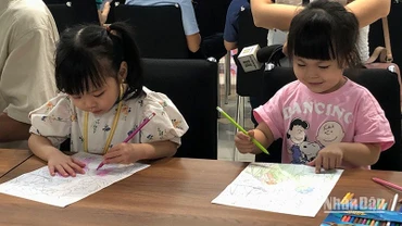 Các bạn nhỏ vẽ tranh minh họa trong một hoạt động của Góc đọc cuối tuần.