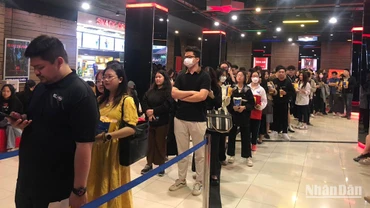Dòng người xếp hàng dài đợi vào rạp tại Trung tâm Chiếu phim Quốc gia ngày 20/2. (Ảnh: ANH VŨ)