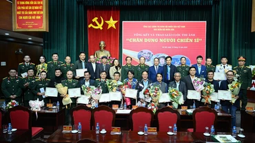 Các tác giả đoạt giải và Ban tổ chức cuộc thi.