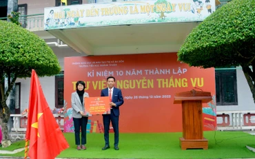 Nhà xuất bản Kim Đồng tặng sách và máy vi tính cho trường Tiểu học Quảng Thuận. (Ảnh: Nhà xuất bản Kim Đồng)