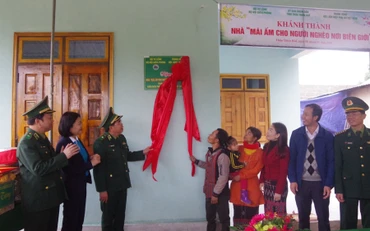 Thiếu tướng Phùng Quốc Tuấn cùng ông Hồ Văn Phẩy kéo dải băng khánh thành nhà. 