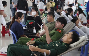 Bạn trẻ tham gia hiến máu tại ngày hội.