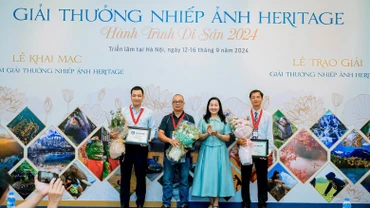 Ban tổ chức trao giải cho các tác giả. (Ảnh: Ban tổ chức)