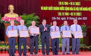 Lãnh đạo Thành ủy Cần Thơ trao huy hiệu đảng cho các đồng chí cao niên tuổi đảng.