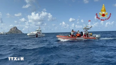 Lực lượng cứu hộ tìm kiếm người mất tích sau vụ chìm du thuyền Bayesian ở ngoài khơi Sicily của Italia. (Ảnh: THX/TTXVN)