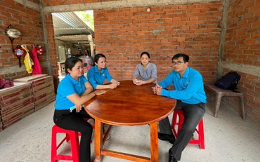 Bà Nguyễn Thị Trúc Loan (thứ 2 từ phải sang) vui mừng bên căn nhà mới.
