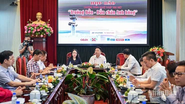Ban tổ chức thông tin về chương trình nghệ thuật. (Ảnh: THÀNH ĐẠT)