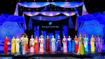 Giới thiệu bộ sưu tập áo dài của các hội viên Hội Liên hiệp Phụ nữ Việt Nam. (Ảnh: Ban tổ chức)