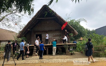 Du khách tham quan Làng Văn hóa.