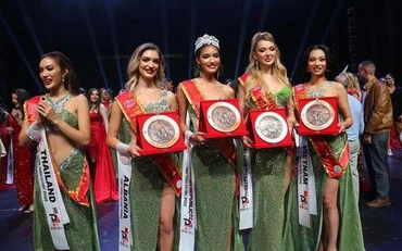 Lâm Thu Hồng (ngoài cùng bên phải) nhận danh hiệu Á hậu 4. (Ảnh: Miss Globe)