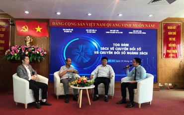 Các diễn giả trao đổi về chuyển đổi số trong lĩnh vực xuất bản, in và phát hành.