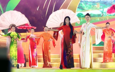 Nhà thiết kế Vũ Thảo Giang (trái) tại chương trình nghệ thuật chào mừng Festival Hoa Đà Lạt 2022. (Ảnh: Nhà thiết kế cung cấp)
