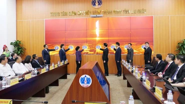Lãnh đạo Bộ Thông tin và Truyền thông; lãnh đạo tỉnh Lai Châu ấn nút khởi động Trung tâm giám sát, an ninh mạng và Điều hành thông minh.