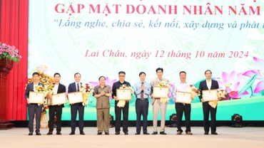 Lãnh đạo tỉnh Lai Châu tặng Bằng khen cho các doanh nghiệp, doanh nhân có nhiều đóng góp cho sự phát triển của Lai Châu.