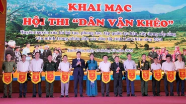 Lãnh đạo Tỉnh ủy Lai Châu trao cờ lưu niệm cho đại diện các đoàn tham gia cuộc thi.