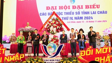 Lãnh đạo tỉnh Lai Châu tặng hoa chúc mừng đại hội.
