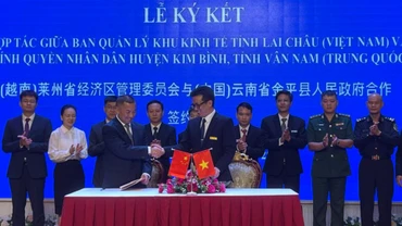 Đại diện Ban Quản lý Khu kinh tế tỉnh Lai Châu, ký kết biên bản hợp tác với Chính quyền nhân dân huyện Kim Bình, tỉnh Vân Nam, Trung Quốc.