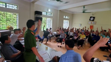 Bản Kim Pu, xã Trung Đồng, huyện Tân Uyên họp dân xét công nhận địa bàn không ma túy. (Ảnh: Công an Lai Châu)
