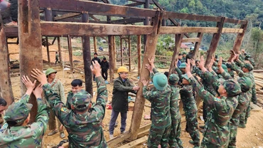 Các lực lượng được huy động hỗ trợ người dân bản Nậm Pồ xã Nậm Manh dựng nhà tại nơi ở mới.
