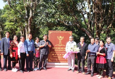 Lãnh đạo tỉnh Điện Biên, đại diện Hội Bảo vệ thiên nhiên và Môi trường Việt Nam cùng nhân dân xã Sín Chải, huyện Tủa Chùa gắn biển bia bảng Cây di sản Việt Nam tại thôn Hấu Chua.