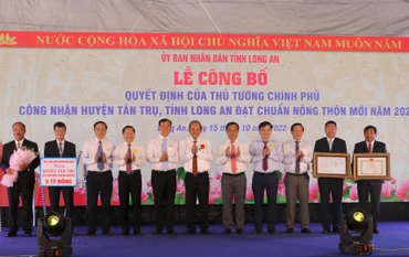 Nguyên Phó Thủ tướng Thường trực Chính phủ Trương Hòa Bình và lãnh đạo tỉnh Long An trao Quyết định của Thủ Tướng Chính phủ công nhận huyện Tân Trụ đạt chuẩn nông thôn mới. 