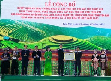Chủ tịch Ủy ban nhân dân tỉnh Trần Huy Tuấn đón nhận Chứng nhận di sản văn hóa phi vật thể nghệ thuật Khèn Mông. (Ảnh THANH SƠN)