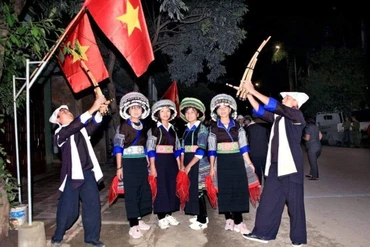 Một tiết mục biểu diễn khèn Mông (Ảnh: THANH SƠN)