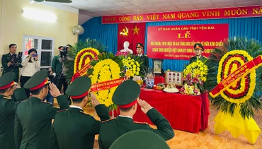 Lực lượng vũ trang truy điệu liệt sĩ Hứa Kim Chiểu. (Ảnh: THANH SƠN)