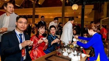 Khách thưởng trà tại không gian văn hóa thương hiệu Đôi Dép.