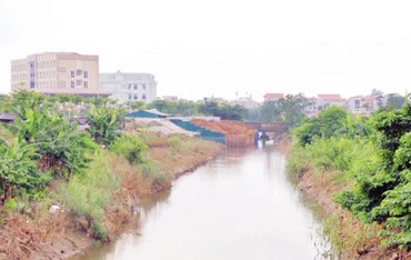 Dự án cải tạo, thoát nước sông Pheo chưa hoàn thành do vướng giải phóng mặt bằng. (Ảnh TRỌNG TÙNG)