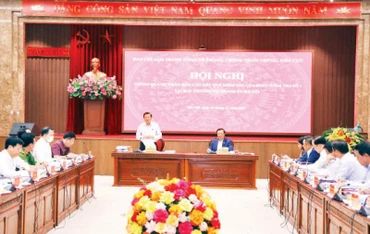 Đoàn kiểm tra của Ban Chỉ đạo Trung ương về phòng, chống tham nhũng, tiêu cực làm việc với Thường vụ Thành ủy Hà Nội. (Ảnh VĂN ĐIỆP)