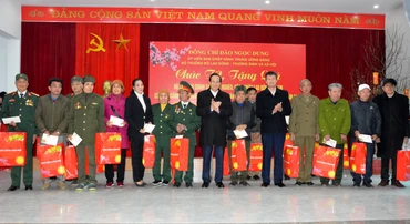 Tặng quà cho các gia đình chính sách tại huyện Yên Bình. (Ảnh: THANH SƠN).