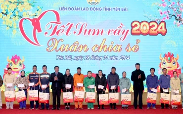 Chủ tịch Ủy ban nhân dân tỉnh Trần Huy Tuấn trao quà Tết cho người lao động. (Ảnh: THANH SƠN)