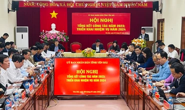 Chủ tịch Ủy ban nhân dân tỉnh Trần Huy Tuấn phát biểu chỉ đạo hội nghị. (Ảnh THANH SƠN).