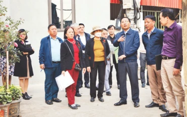 Đoàn công tác Huyện ủy Mê Linh kiểm tra hiện trạng các dự án đề xuất đưa vào kế hoạch vốn đầu tư công năm 2023 tại các xã, thị trấn trên địa bàn. (Ảnh Phạm Thùy)