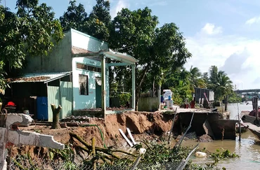 Điểm sạt lở sát vào nhà dân tại huyện Kế Sách, tỉnh Sóc Trăng. (Ảnh NGUYỄN PHONG)