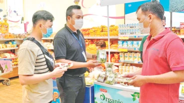 Người dân tìm mua những sản phẩm hàng hóa đạt tiêu chí xanh tại một siêu thị Co.opmart ở thành phố.
