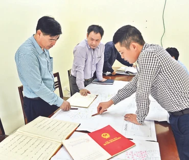Lãnh đạo UBND xã Ninh Sở, huyện Thường Tín đối chiếu, rà soát diện tích thu hồi đất phục vụ giải phóng mặt bằng để thi công tuyến đường vành đai 4 trên địa bàn. (Ảnh: DUY LINH)