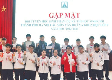 Buổi gặp mặt các học sinh tham dự kỳ thi học sinh giỏi thành phố và các thầy cô lãnh tuyển của Trường THPT Chuyên Hà Nội-Amsterdam. (Ảnh: KHÁNH CHI)